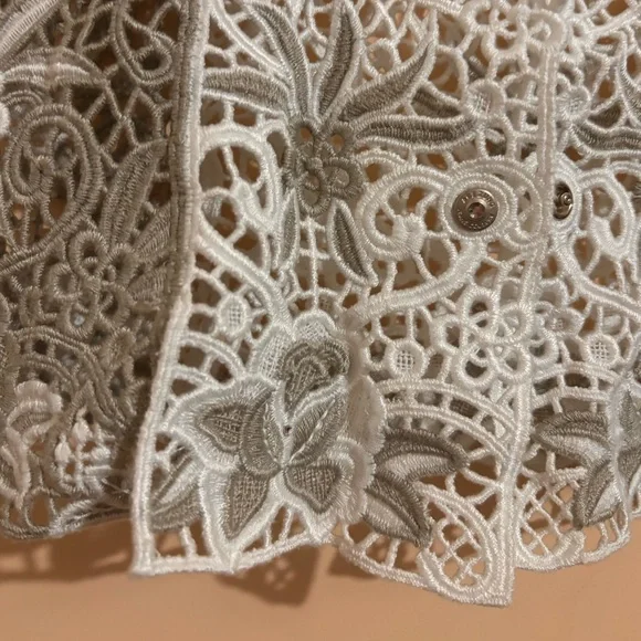 VINTAGE BUTTON-DOWN 🤍🥹 - Picture 4 of 4